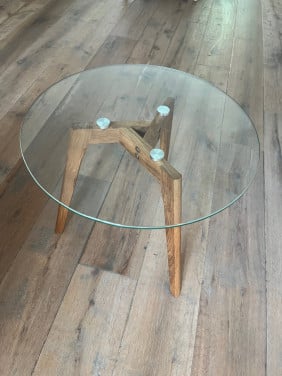 Bijzettafel gehard glazen blad met houten poten