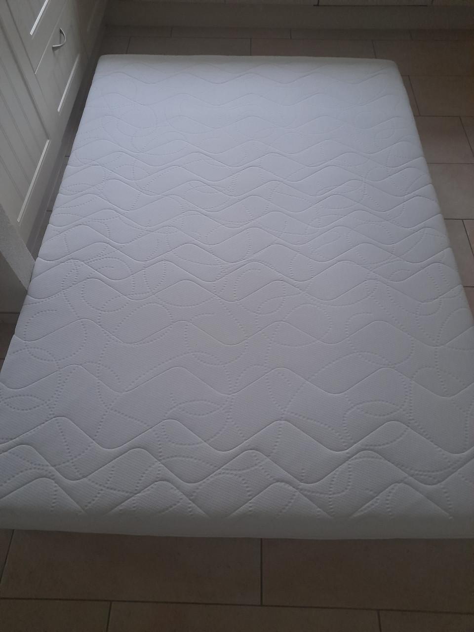 Matras 140 x 200 x 21 cm dik  ( in goede nette staat )
