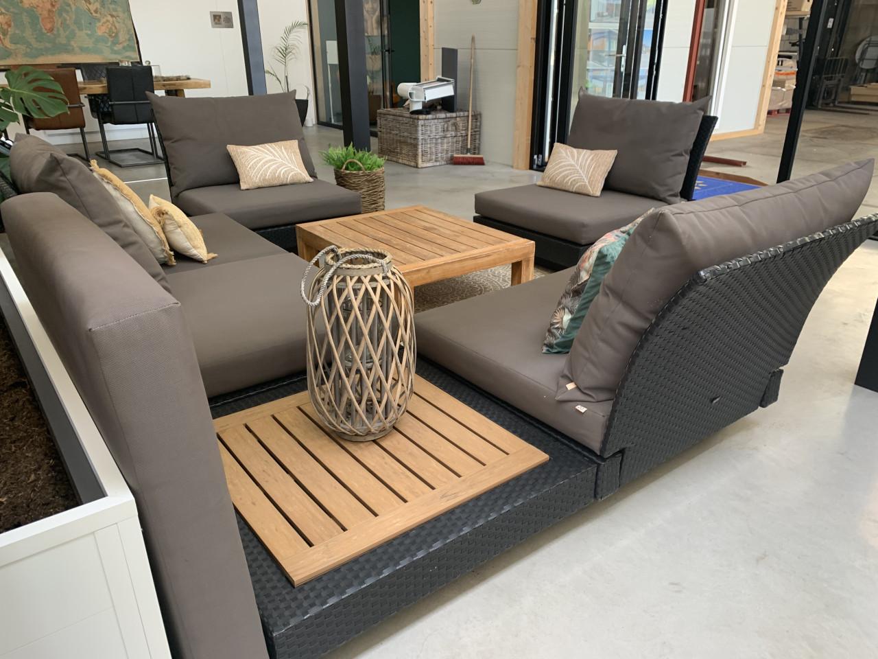 Loungeset zwart met ALL WEATHER kussens en 3 tafels.