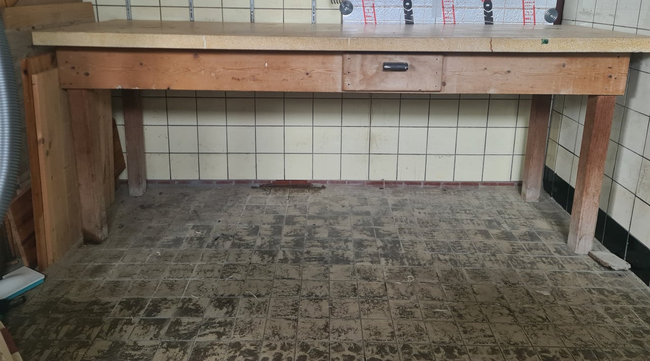 Slagers/werktafel met granitoblad uit slagerij jaren 50