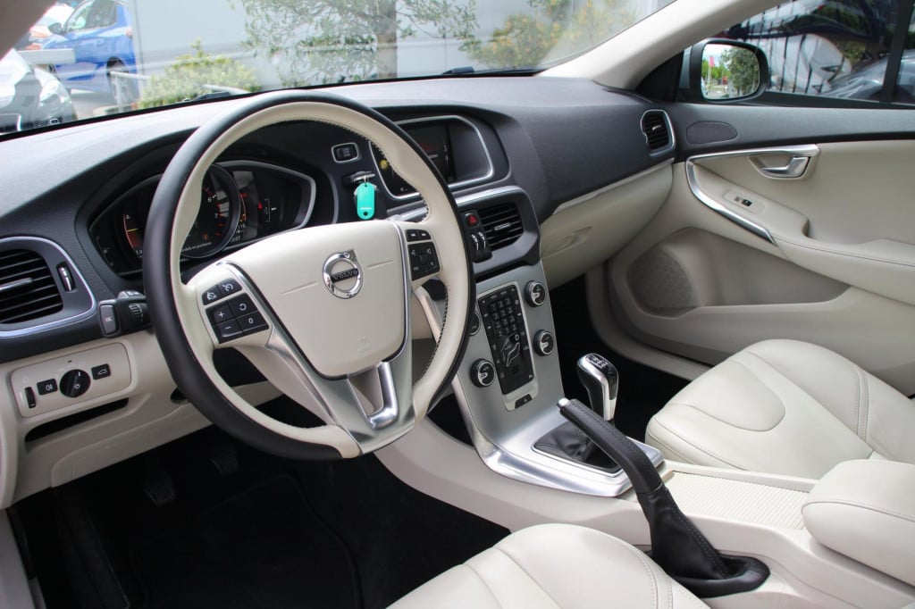 Volvo V40 2.0 t2 inscription - actieprijs: €15.745,- t/m 20 augustus!