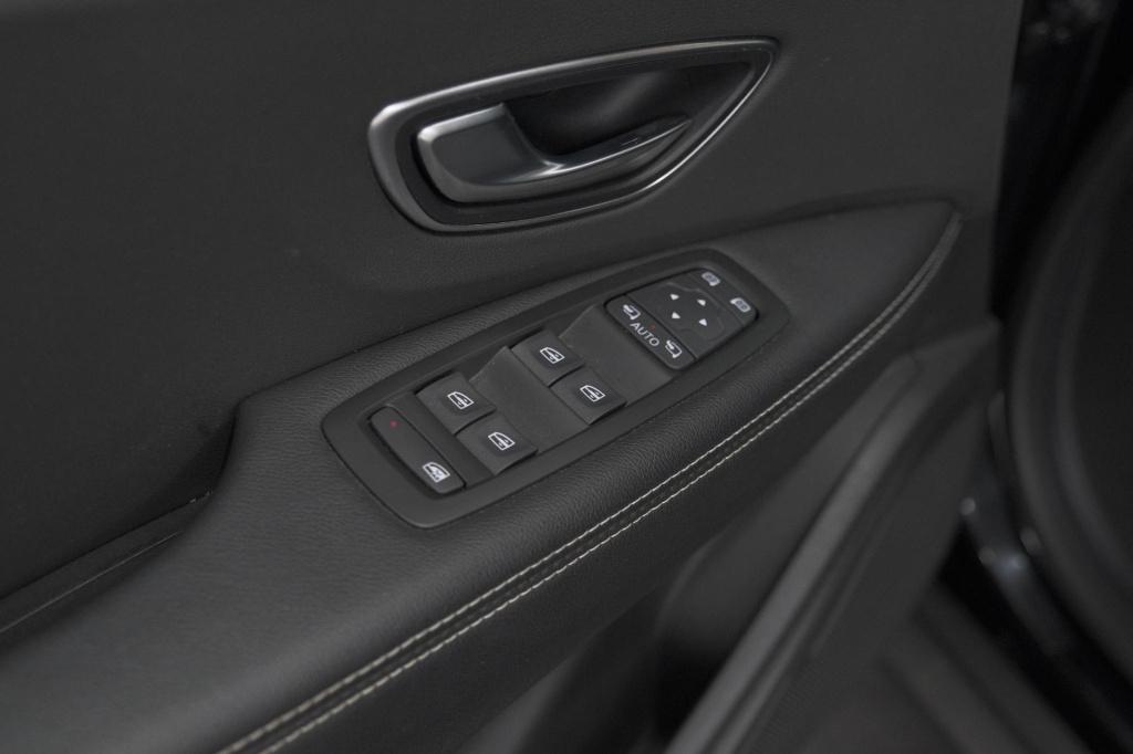 Renault Scenic tce 140 edc limited | camera | stoelverwarming | navigatie |