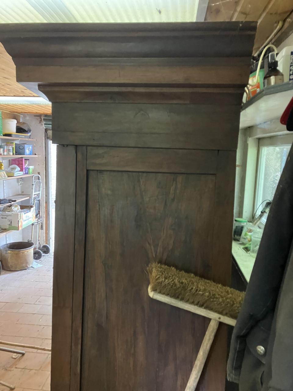Erg mooie Drentse Eiken kast met noten/ pallisander fineer en mooi snijwerk