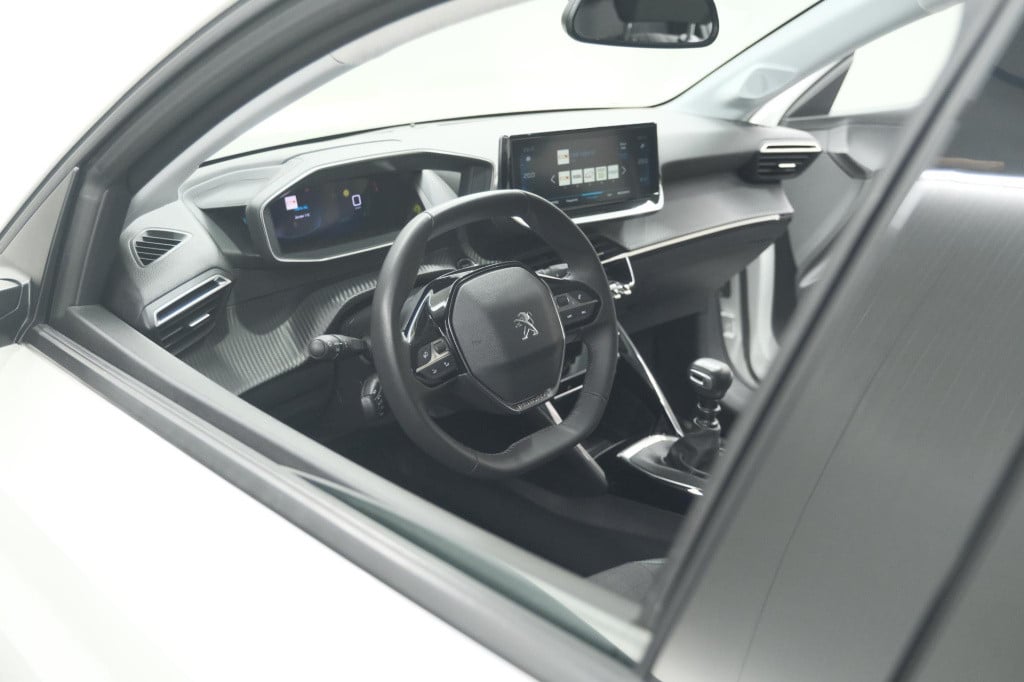 Peugeot 208 puretech 100 eat8 allure pack | camera | apple carplay | parkee