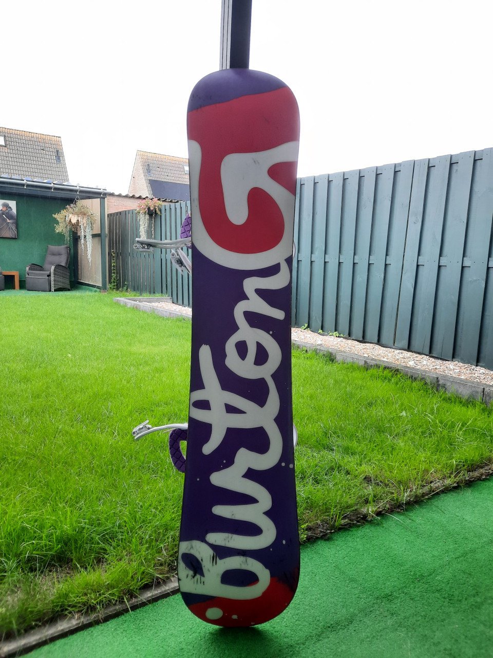 Snowboard 142 cm met helm 53-56 cm