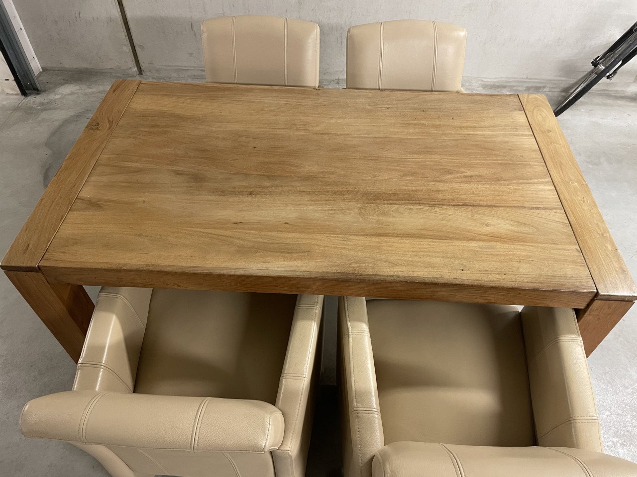 Tafel en stoelen