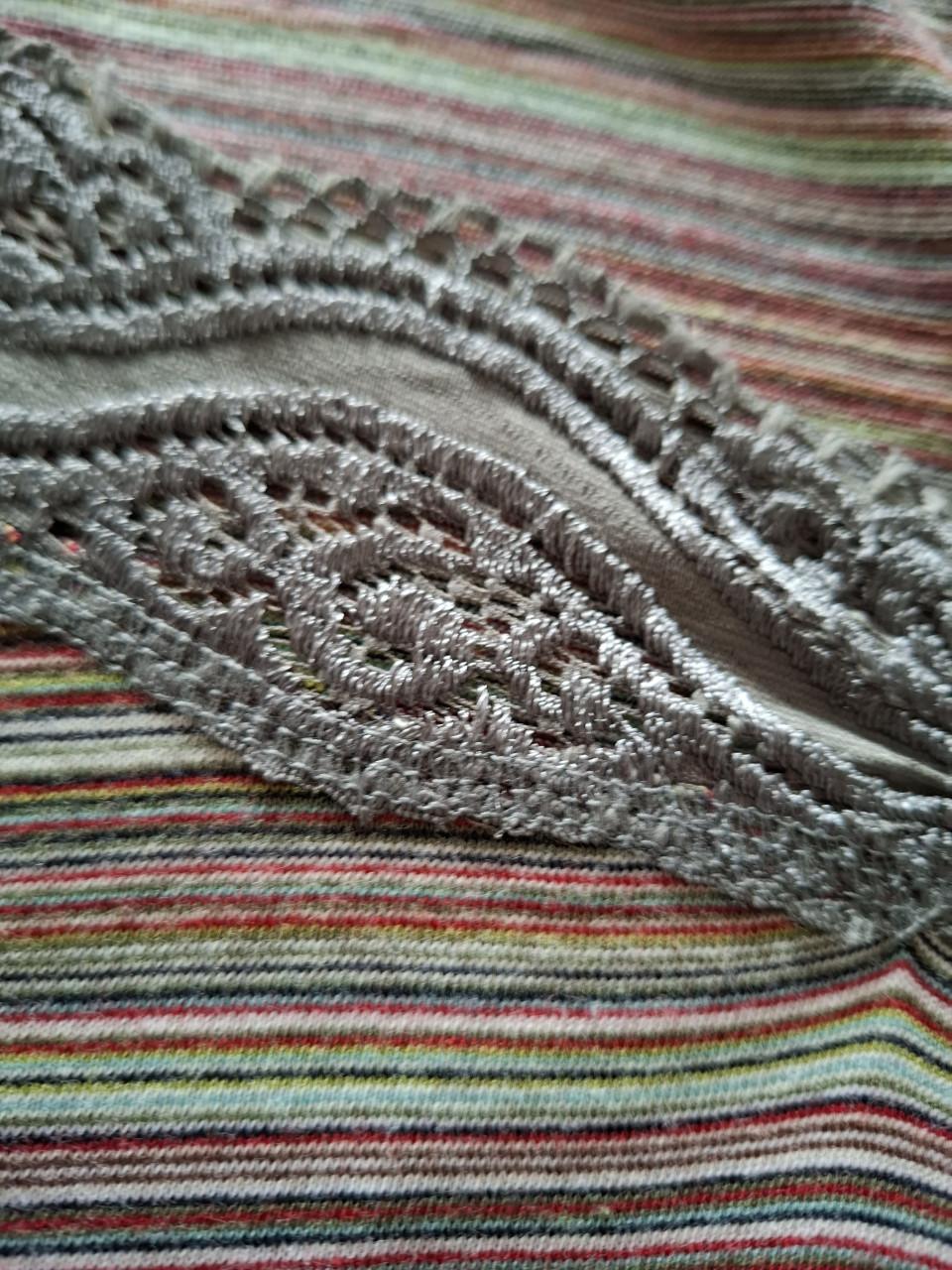 Didi gestreept shirt met grijs kantdetail langs de halslijn. L