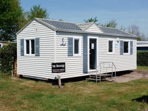 Prima chalet met middenkamer op kavel kleine camping nabij Grevelingenmeer