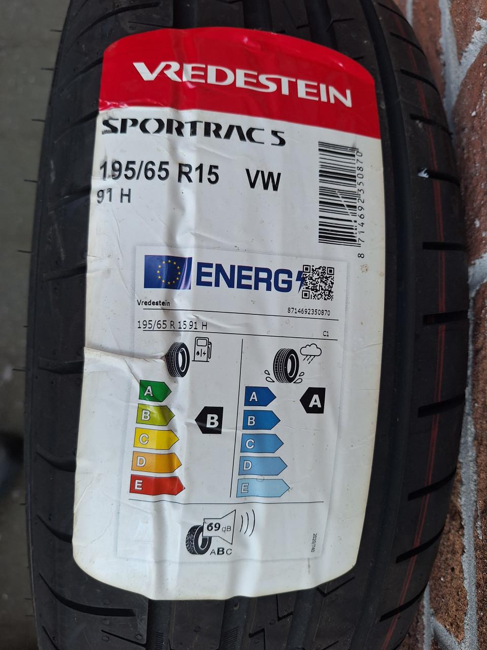 2 stuks Nieuwe Vredestijn banden 195-65 R15