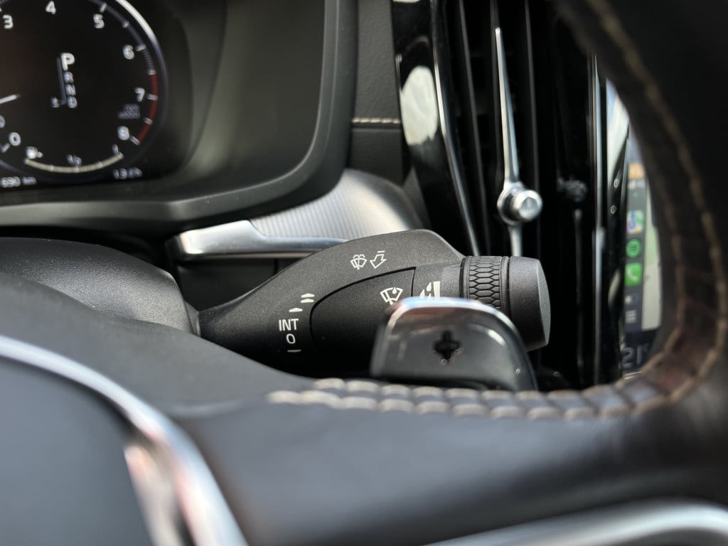 Volvo S60 2.0 t5 r-design | pano | pilot assist | head-up | carplay | stuur