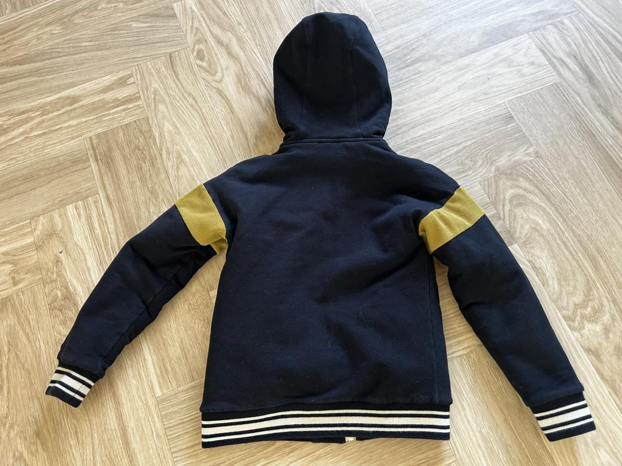 2x borgvesten Z8, jongen maat 116/122, € 25,00 per stuk