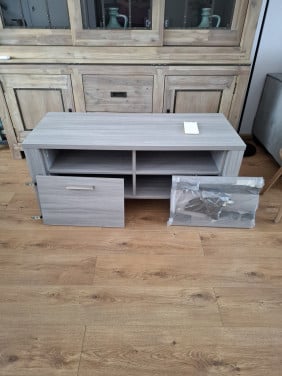 Tv kast + bijbehorende wandplank