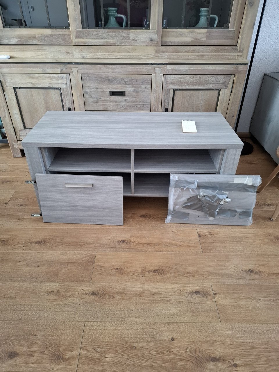 Tv kast + bijbehorende wandplank