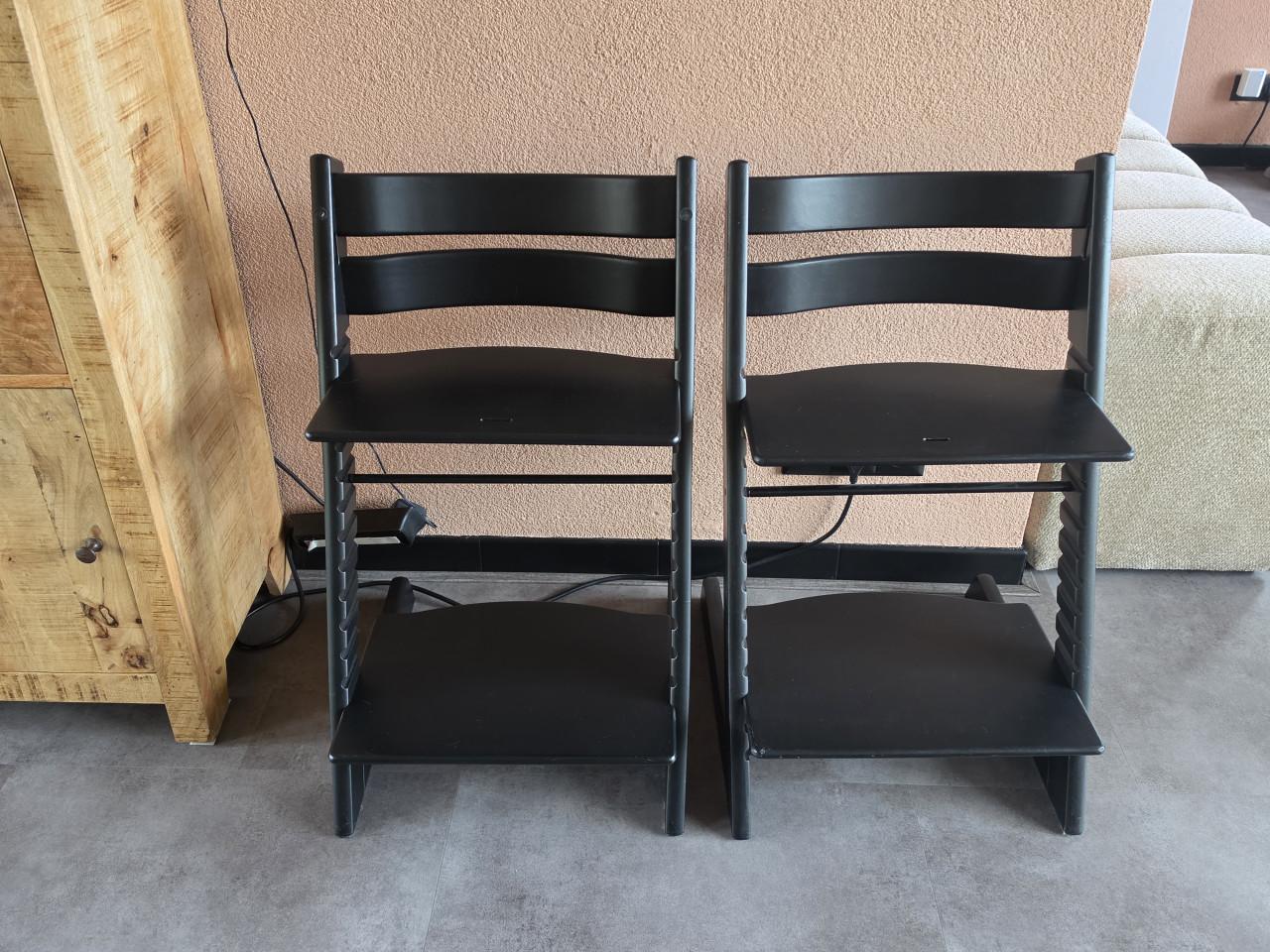 2 matzwarte triptrap stoelen