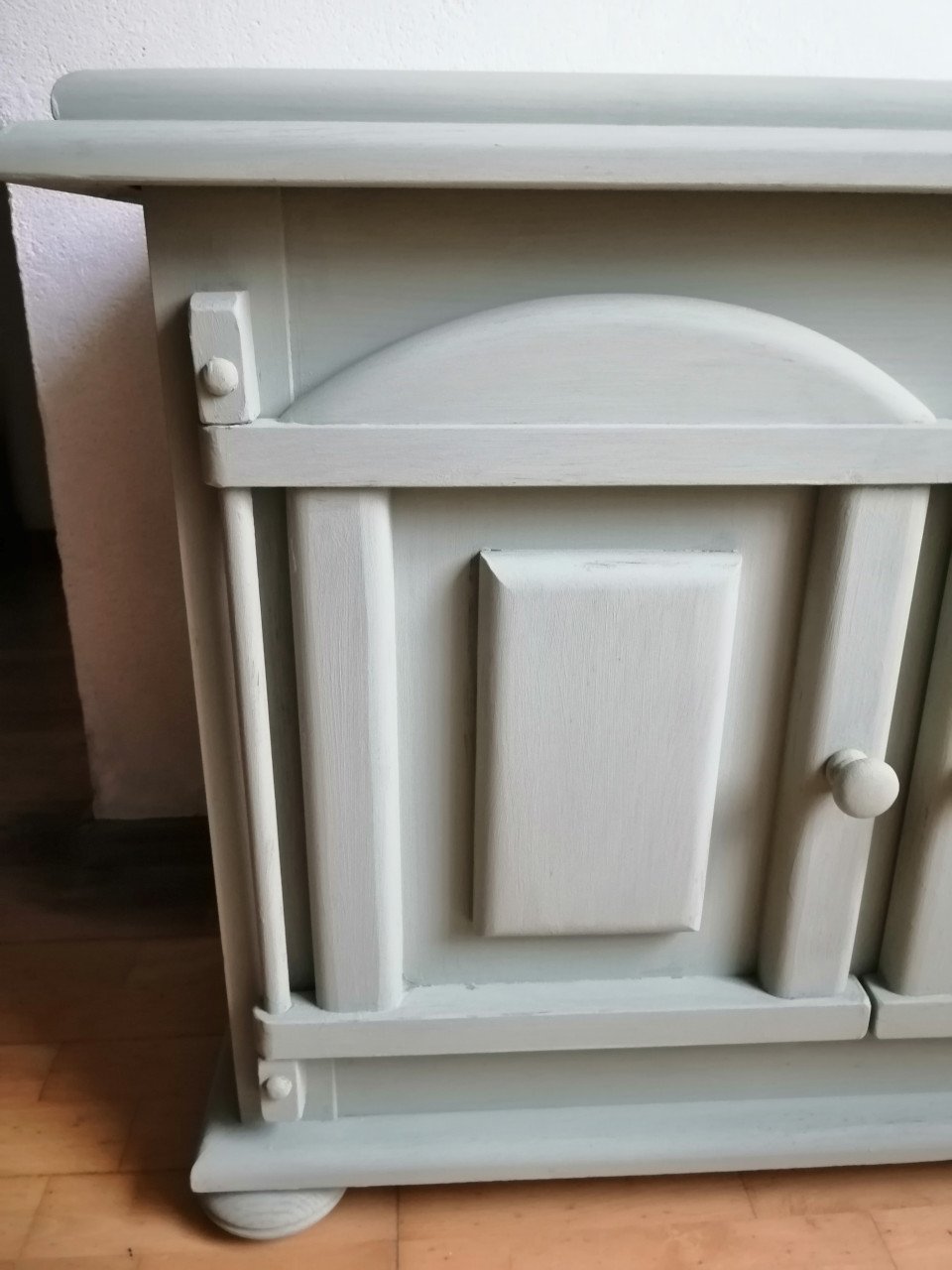 Kast met 2 deurtjes en een smal spijltje