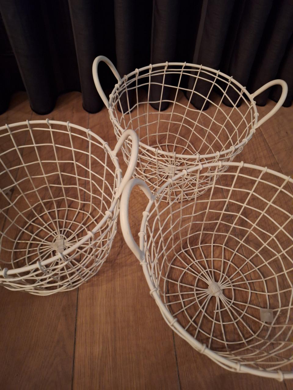 4 mooie witte draadmanden