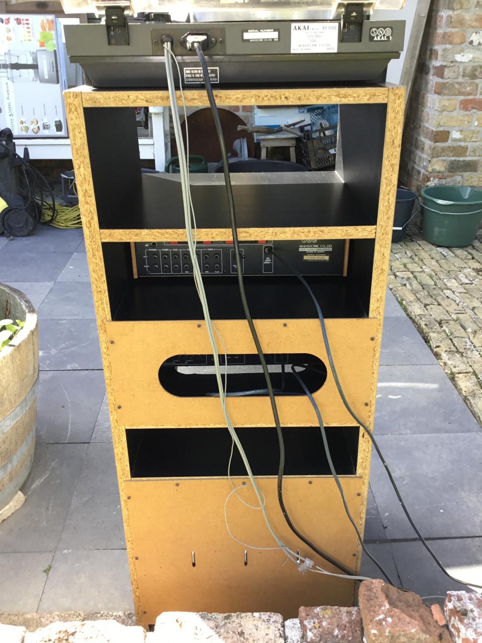 Akai  Stereomeubel met platenspeler, tuner en amplifier