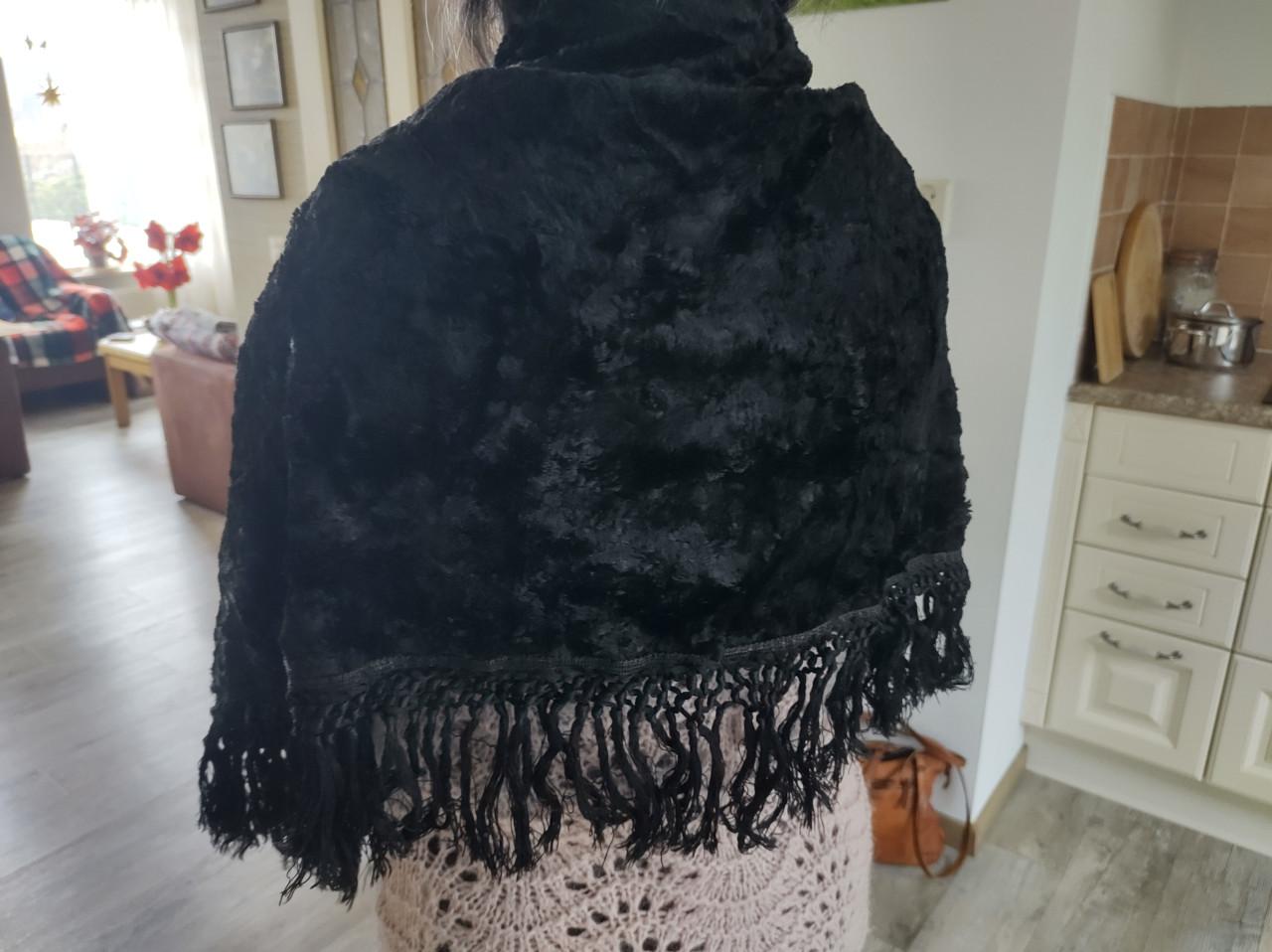 Zeeuwse sjaal of omslagdoek.  Zwart (soort) fluweel. Met franjes.