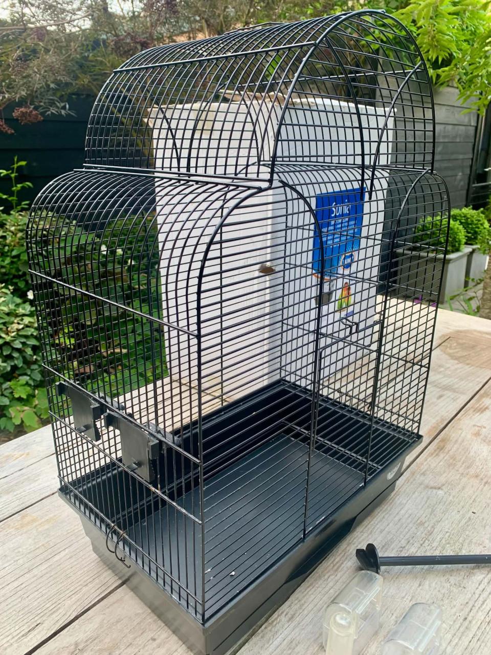 Zwarte vogelkooi