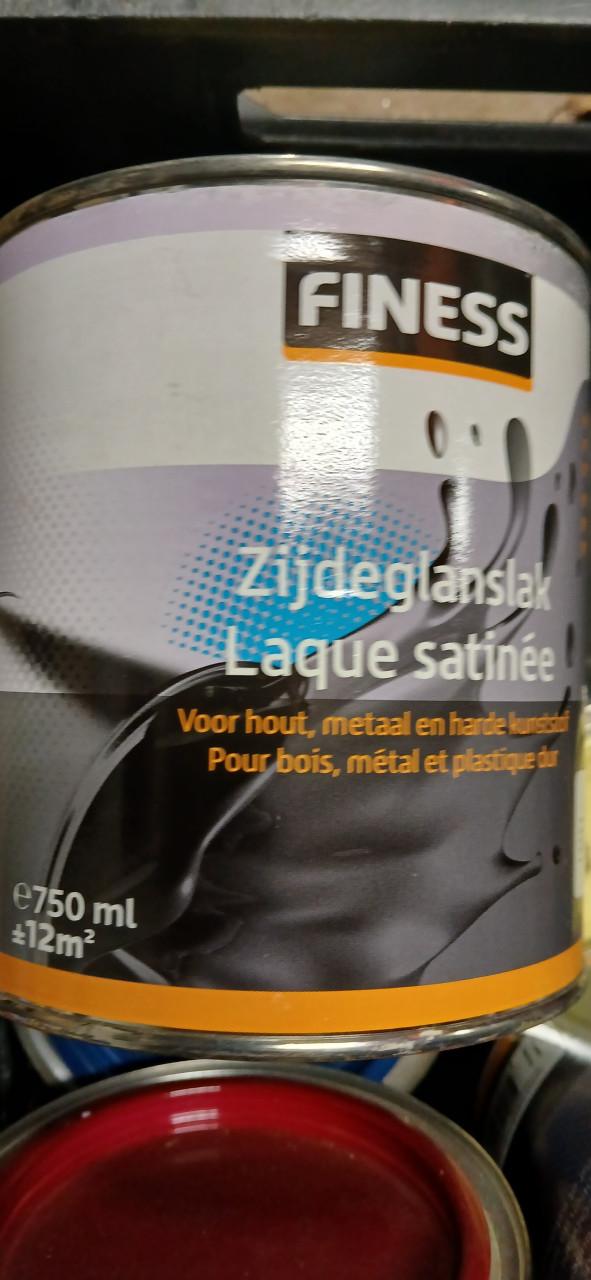 26 blikken verf allerlei kleuren