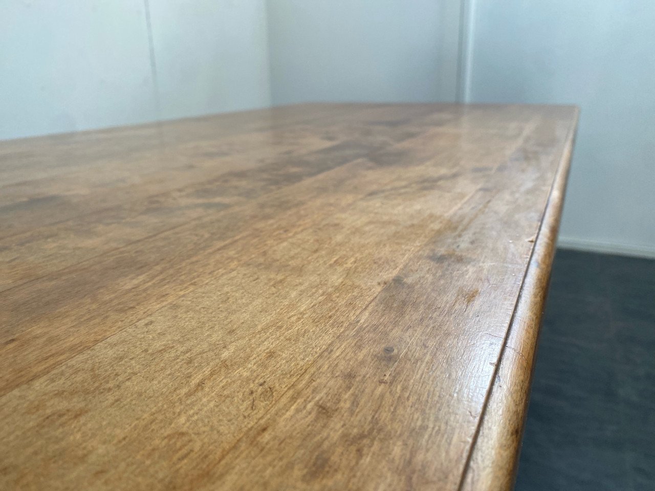 Fraaie houten tafel met mooie stoelen!!