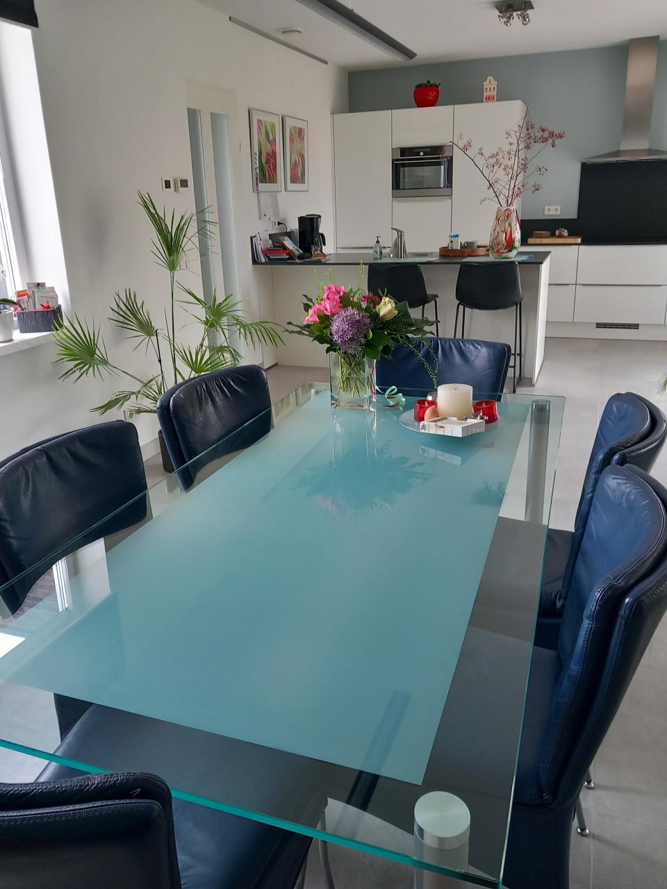 Eettafel met 6 stoelen