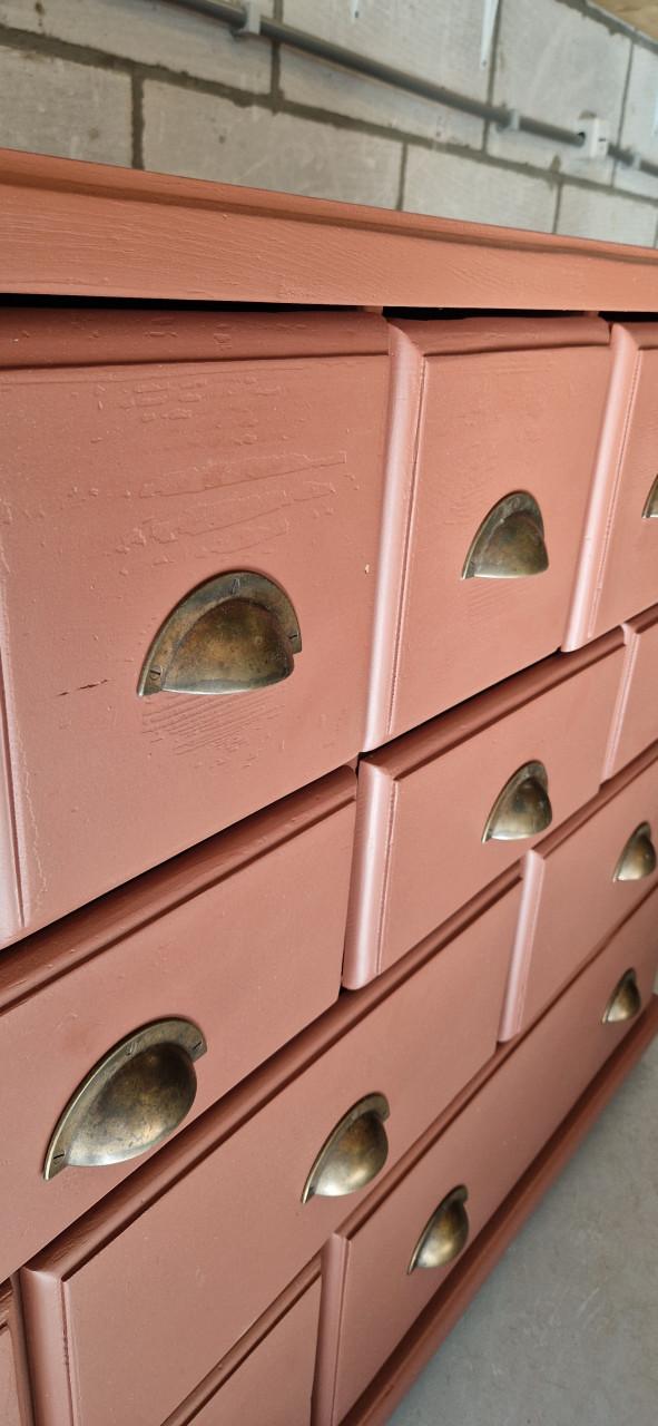 Oude massief grenen ladenkast/dressoir in trendy kleur
