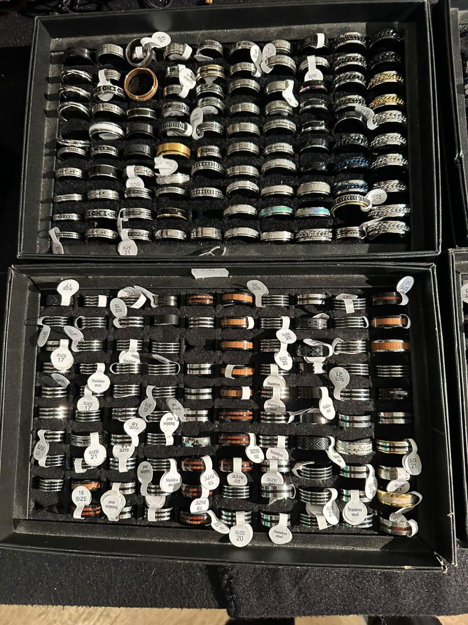 Partij sieraden te koop oa hangers, armbandjes, oorbellen en ringen
