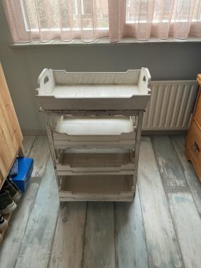 Kastje met Dienbladen