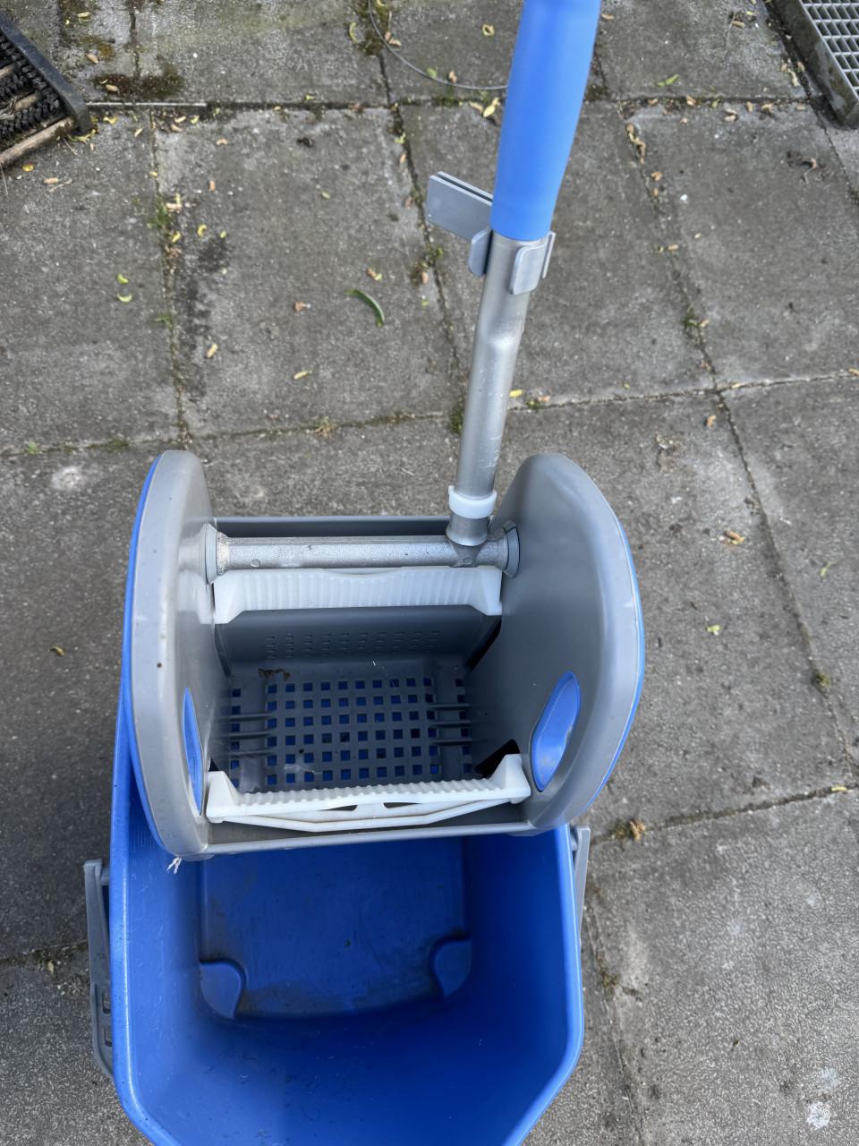 Dweil emmer op wielen met  pers & mop