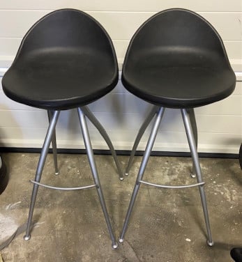 2 moderne barkrukjes (voor bijv. bij een hoge tafel)
