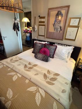 Grote zwarte boxspring met 2 aparte bedden.(Exclusief matrassen).