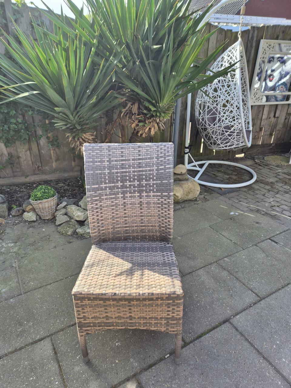 GRATIS 6 wicker tuinstoelen!