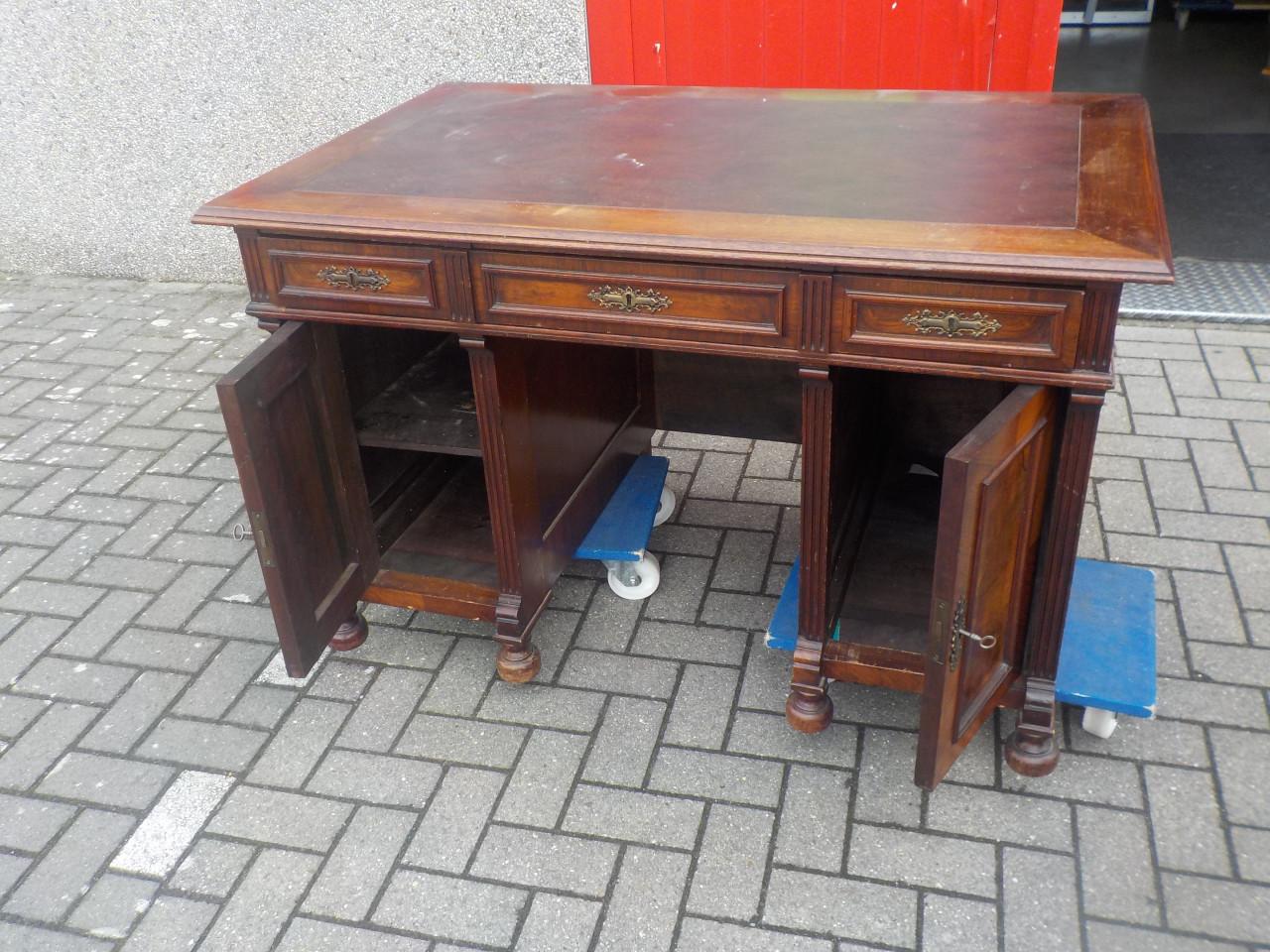 Bureau met diepe laden in goede staat