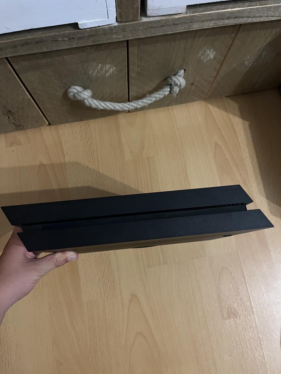 PlayStation 4 1TB met controller, oplaaddock en 3 spellen (Alleen ophalen)