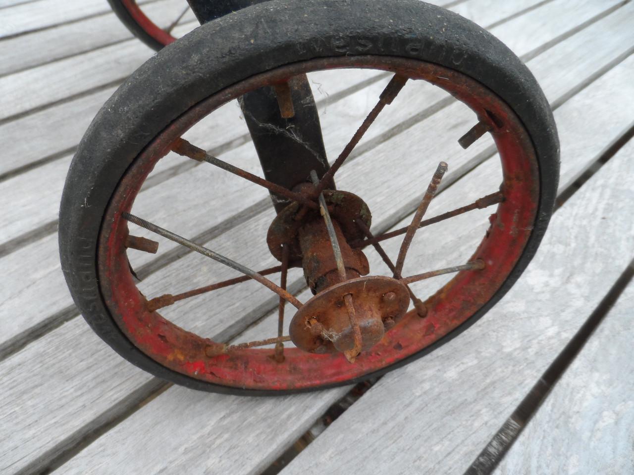 Antieke driewieler +/_ 75 jaar oud