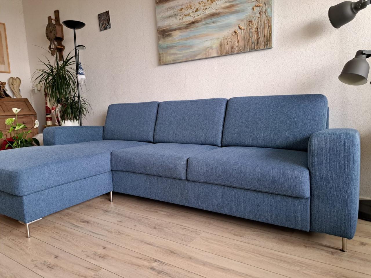 Gezellige blauwe bank met lounge te koop.
