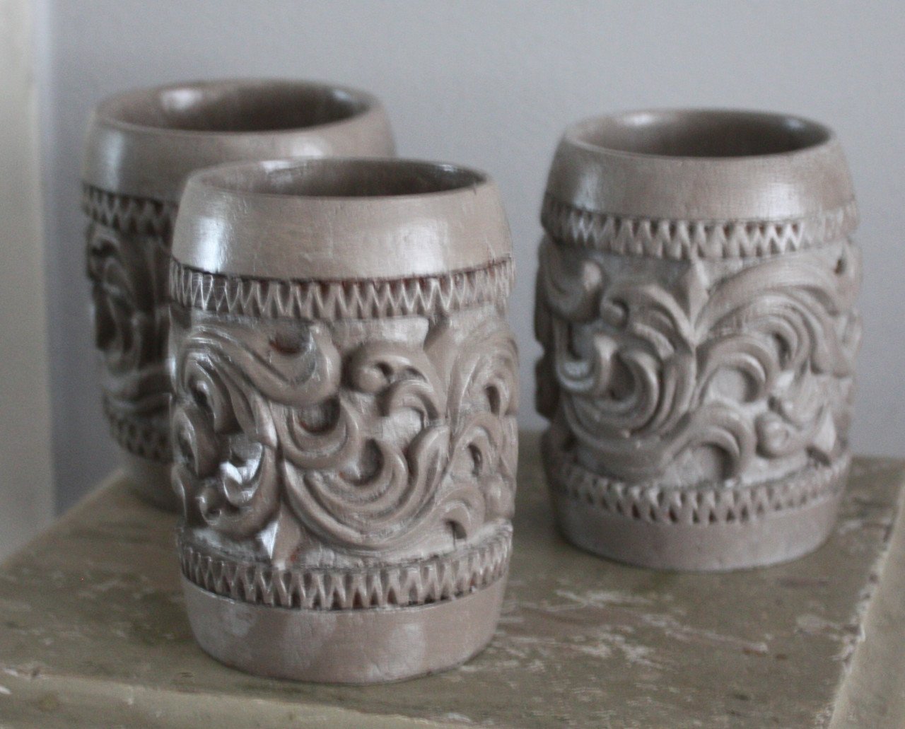 Set van 3 huten bewerkte potjes