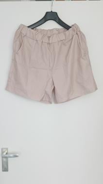 Korte broek, maat XL, crème kleurig en gladde stof, met bijpassende blouse.