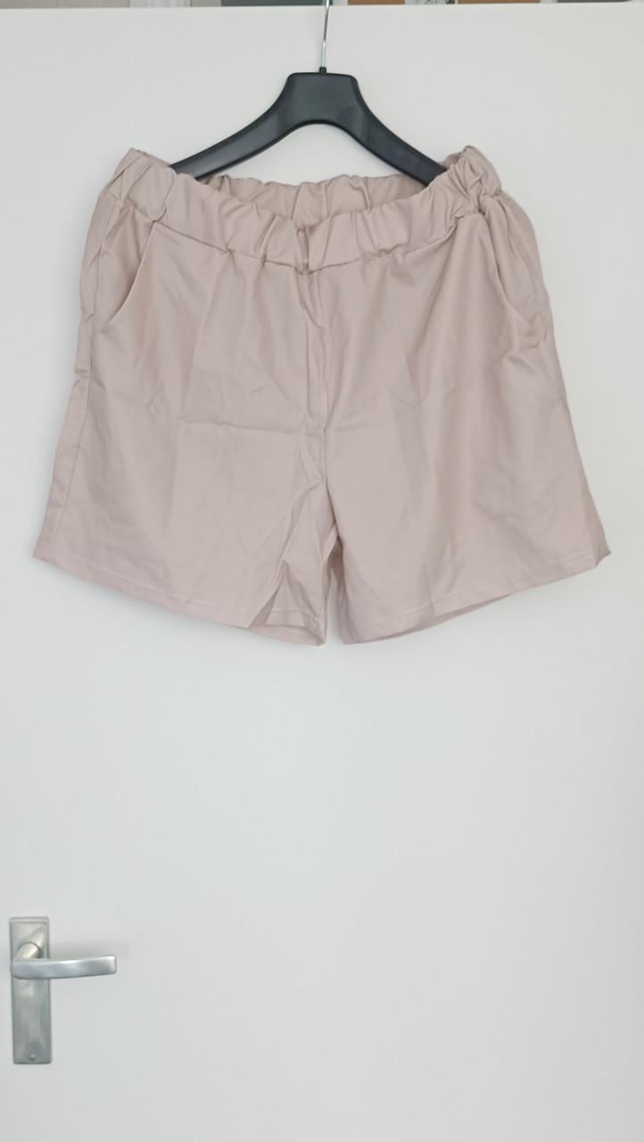 Korte broek, maat XL, crème kleurig en gladde stof, met bijpassende blouse.
