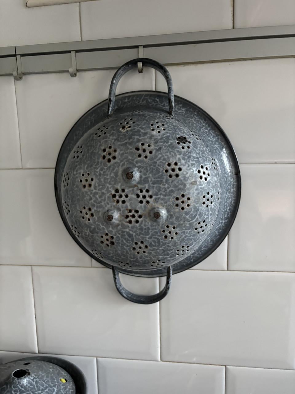 Grijze gewolkte pannen
