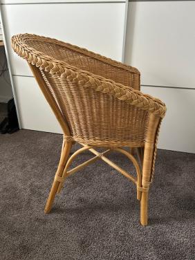 Te koop; z.g.a.n. rieten stoel met kussen.