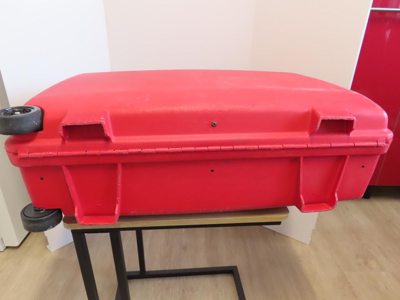 Samsonite koffer €.25,00 Kleur: Rood Lang 73 cm. Hoog: 60 cm Breed: 23 cm.