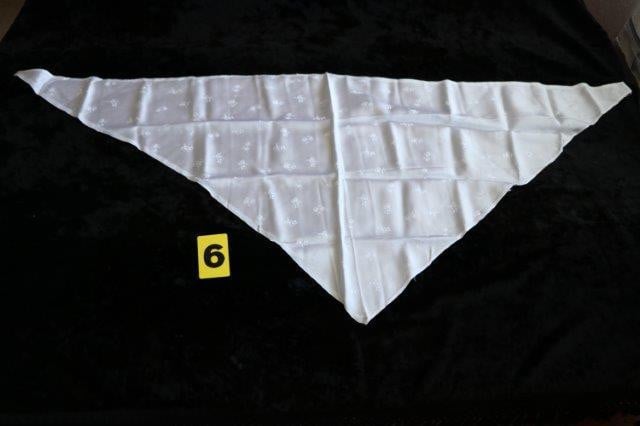 Walcherse kleding te koop.  Gehaakt wit halsdoekje  (1): €.10,00