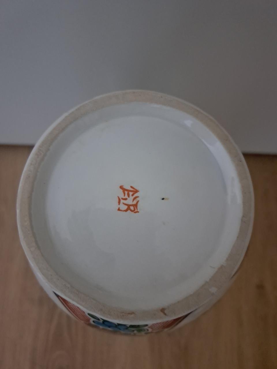 Vintage Chinese vaas met verschillende details.