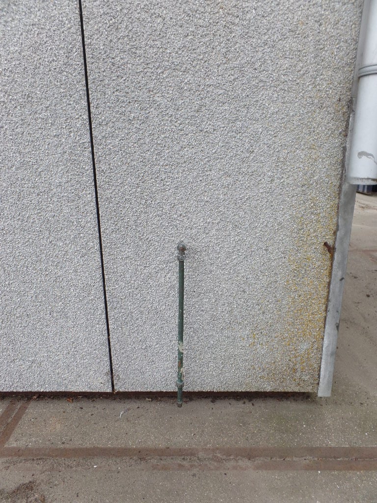 Verkoopunit met betonnen vloer, apart toilet met wastafeltje en rolluik