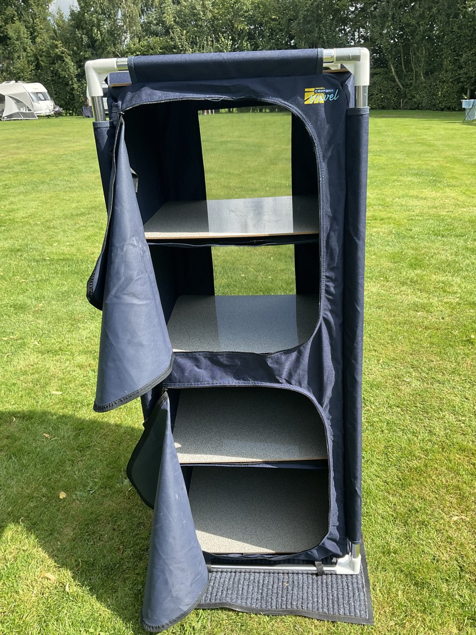 Hoge campingkast