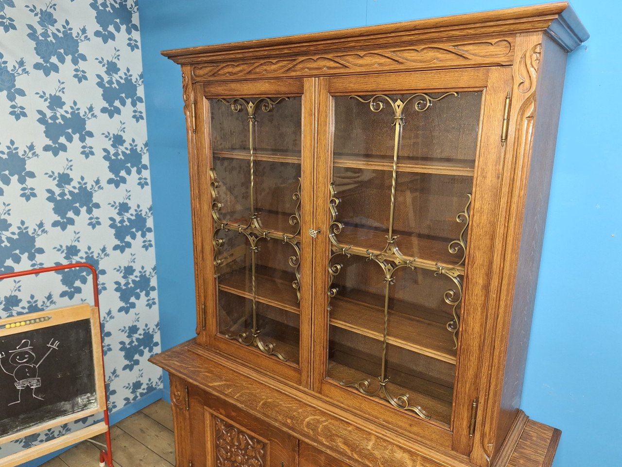 Unieke Houten Kast – Sierlijk, Stevig en Vol Karakter!