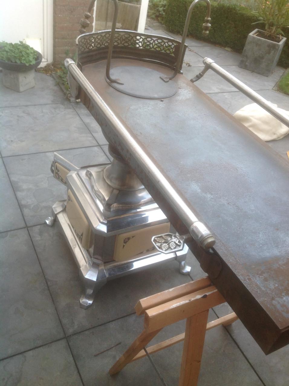 Te koop complete en nog te stoken antieke platte buiskachel.