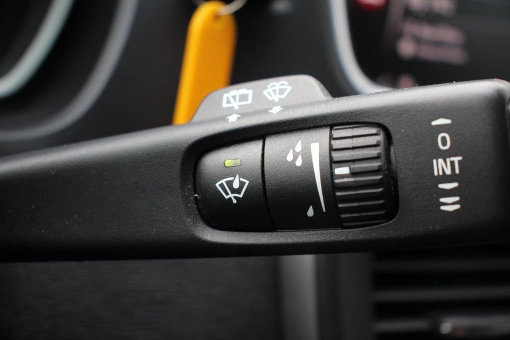 Volvo V40 2.0 t2 momentum - navi - cruise - grootlicht ass - led - pdc - st